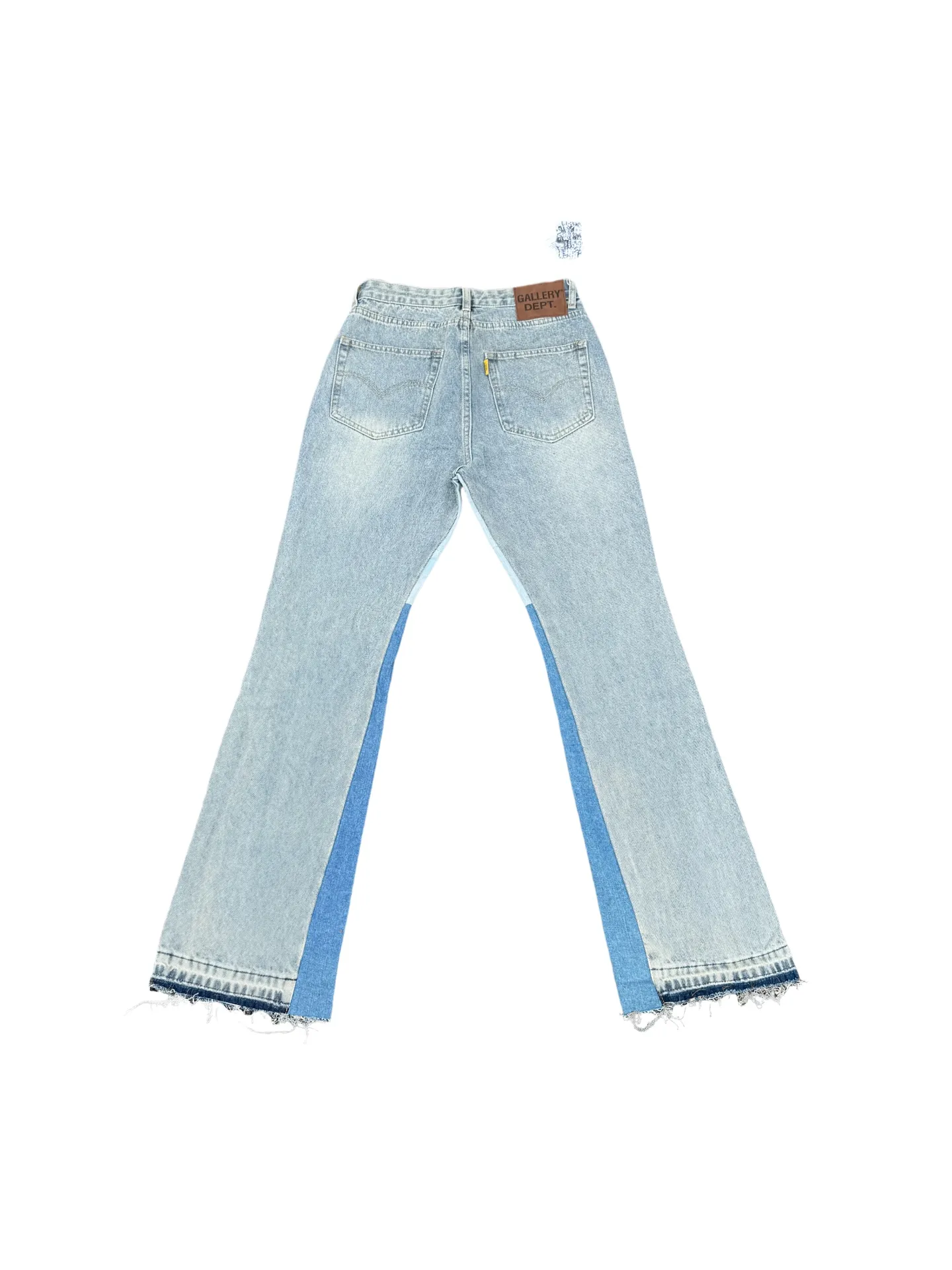 P246💰G11 GALLERY DEPT. Denim bell-bottoms, washed and distressed spliced ​​jeans. GALLERY is attracted by these bell-bottoms. Whether it is a reset of Carhartt or Levis, it creates a strong brand style. Since these pants are modified from rare vintage, the production capacity is limited. Therefore, after many icons wore them, these pants were once hard to find. Later, perhaps due to the improvement of GD's business in the past two years and the expansion of production lines, the brand itself lowered the price, so I can't wait any longer for these pants this year and will definitely buy them. During the process of the denim washing plant, the owner of the washing plant helped introduce a boss who had worked for Levi's foundry and started his own business. This also paved the way for the following styles. Therefore, Levi's remodeled single product for the base plate is really familiar. Whether it is the fabrics supplied or the lathes used in production, there is nothing to choose from. -Color: blue -Size: S-XXL (corresponding to 28-36)
